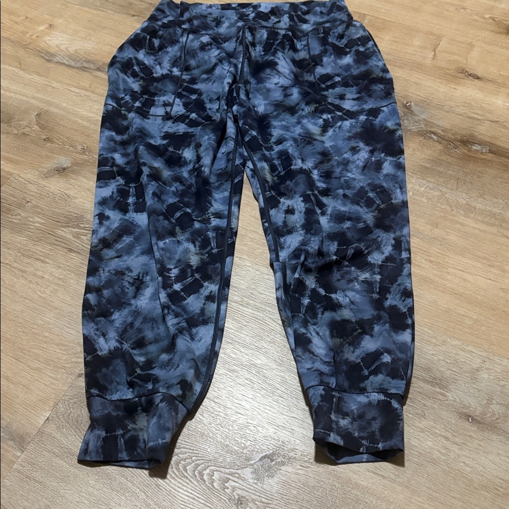 Athleta Salutation Printed Jogger tie-dye style,Calypso Navy Large - Picture 3 of 8
